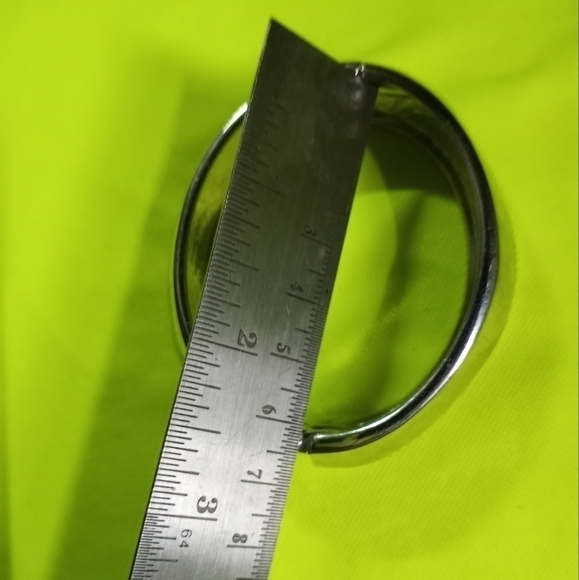 Silvertone smooth wavy hinged bracelet 2 x 2.5 i.d. - Picture 9 of 9